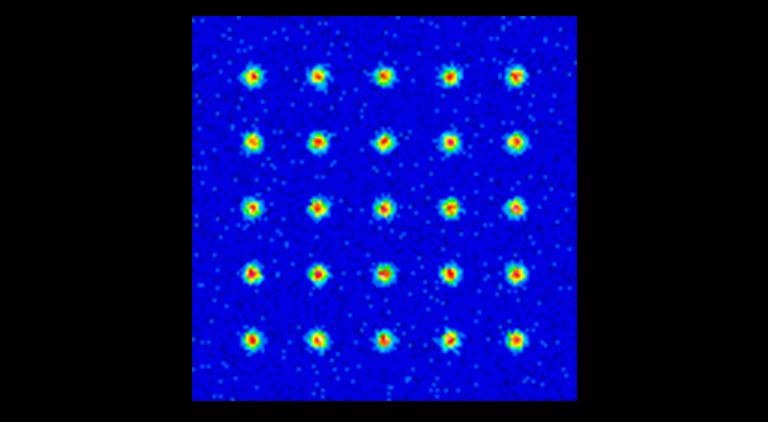 Simulation image (Rb atom@780 nm/Number of atoms: 5 × 5 array/Atomic emission: 2000 photons/background: 5 photons/magnification: 20 × (NA: 0.4)/distance between each atom: 5 μm).
