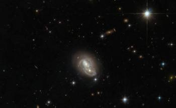 Hubble Space Telescope Spots Galaxy IRAS 06076-2139 in the Hare