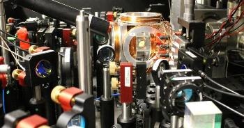 Use of Split Laser Beam to Ensure Quantum Interaction Between Atoms and Photons
