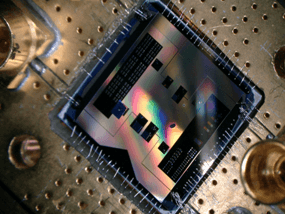 New Quantum Circuit for Listening to Weakest Radio Signal